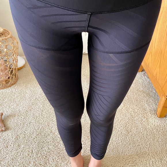 Lululemon crop mesh size 4 black - Picture 2 of 6